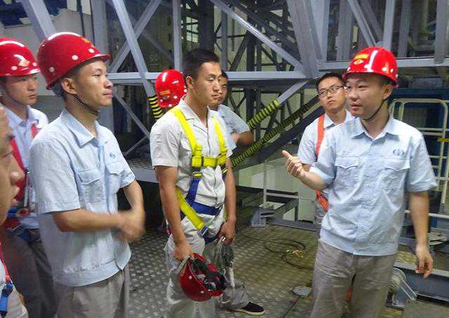 担任火箭控制系统负责人时，廖国瑞和同事在箭上工作.jpeg